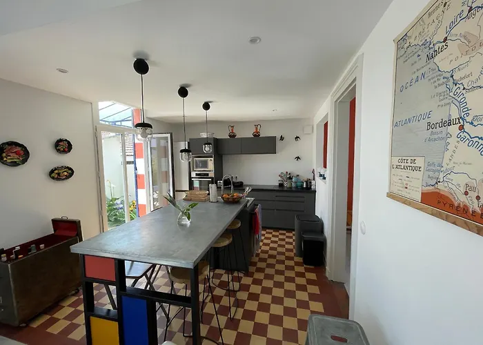 Holiday home Maison Lumineuse Avec Jardin - Proche D'eyrac Et Commerces - Fr-1-420-133